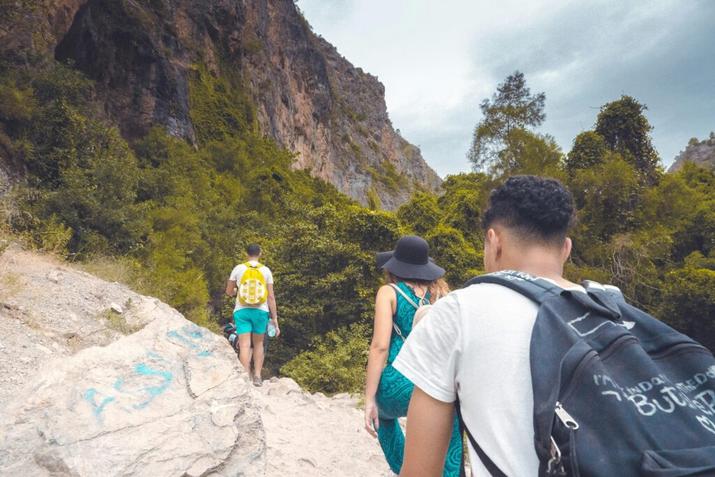 Los españoles aumentarán su gasto en vacaciones para 2025, con un auge en los viajes grupales e inmersivos